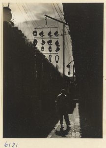 Shop signs for a shop that sells coiffure frames