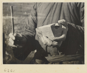 Rice cake vendor holding a wooden tap box called a bang zi