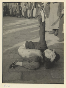 Girl performing at Tianqiao Market