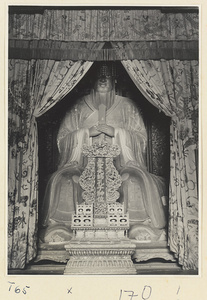 Statue of Confucius with imperial sceptre (rear) and soul tablet (front) in Da cheng dian at Kong miao