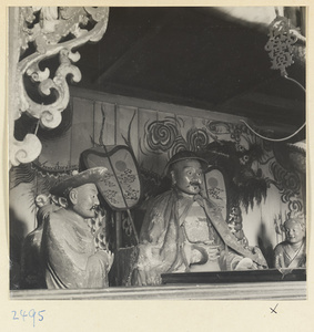 Shrine figures with fans in a village on the Shandong coast