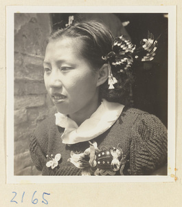 Girl pilgrim wearing chenille souvenirs on Miaofeng Mountain