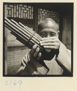 Monk playing a sheng on Miaofeng Mountain