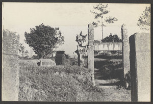 Outside Nanking.  Grave of Lieo Kai-lien, Moslem writer of Manchu dynasty.  Approach.