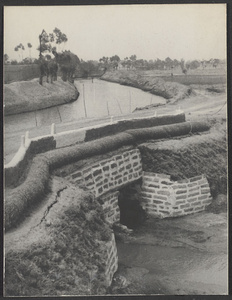 Wu Chung Pao Plain.  A canal crossing a bitter river.