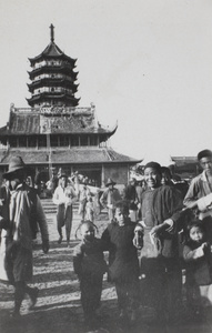 A family in front of Beisi Pagoda (North Temple Pagoda), Bao’en Temple, Suzhou