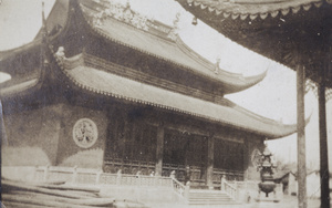 A SMP policeman at the Jade Buddha Temple (玉佛禅寺), Shanghai