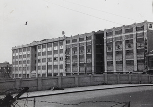 Sihang Warehouse (四行仓库), flying Chinese flag, seen from Yu Ya Ching Road Bridge (西藏路桥), Shanghai, during the Battle of Sihang Warehouse (四行倉庫保衛戰)