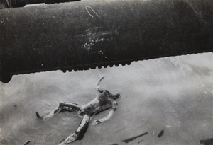 The floating corpse of a man, under Kiangse Road Bridge, Soochow Creek, Shanghai, August 1937