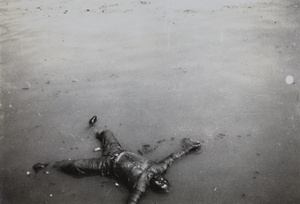 The corpse of a man in Soochow Creek, near Kiangse Road Bridge, August 1937