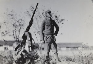 An officer and a machine gun attendant, with a Hotchkiss M1914