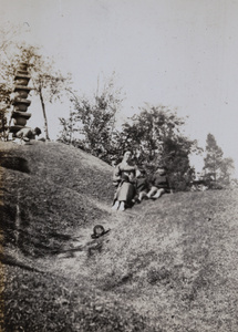 A woman with two children, Hongkew Park (虹口公園), Shanghai (上海)