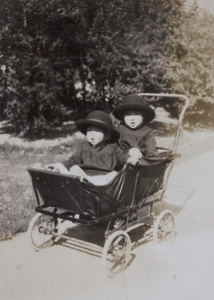 Two children in a pram, Hongkew Park (虹口公園), Shanghai (上海)