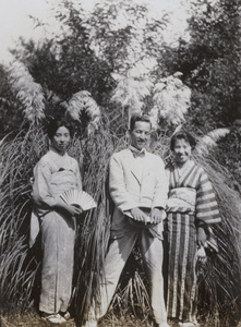 Futakami Chitose and Oshima Shizuko (大島静子) with a man, Jessfield Park (兆豐公園), Shanghai (上海)