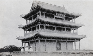Foreigners by East Gate tower, Xinzhou (忻州市), Shanxi