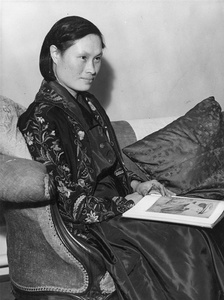 Hsiao Li Lindsay (李效黎) on a sofa holding an art book, at Balliol College, Oxford