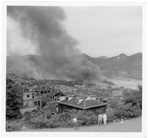 Foreigners watching fires due to bombing, Chongqing