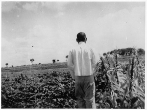 One of Michael Lindsay (林迈可)'s escorts in a field