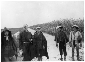 Michael Lindsay (林迈可) and four Chinese men beside fields on a rainy day