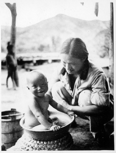 Hsiao Li Lindsay (李效黎) washing Erica Lindsay in a large bowl, Jinchaji, 1943