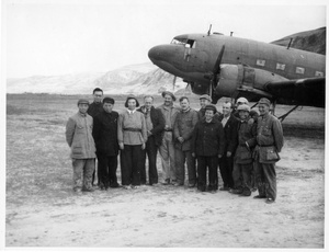 A group of Chinese and foreigners next to a Douglas C-47 Skytrain, Yan'an (延安)