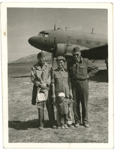 Brooks Atkinson and Günther Stein, with Hsiao Li Lindsay (李效黎) and Erica Lindsay, near a Douglas C-47 Skytrain (Dakota), Yan'an (延安)