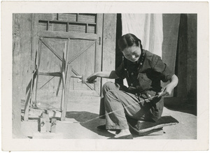 Hsiao Li Lindsay (李效黎) spinning wool or cotton, Yan'an (延安)