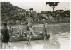 Hsiao Li Lindsay (李效黎) being carried from a boat