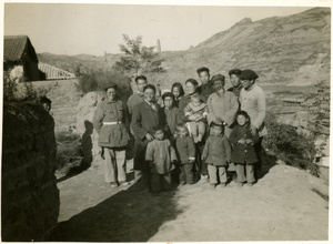 Group photograph with Hsiao Li Lindsay (李效黎) and others, Yan'an (延安)