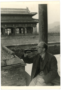 Michael Lindsay (林迈可) drinking a bottle of beer at the Tuancheng Fortress (团城演武厅 / 團城演武廳), Beijing