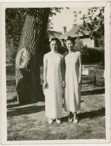 Hsiao Li Lindsay (李效黎) at her wedding party, with bridesmaid Han Qiufeng (Han Ch'iu-feng), Yenching University (燕京大學), Beijing (北京)