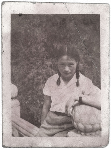 Hsiao Li Lindsay (李效黎) sitting on a marble balustrade, 1936
