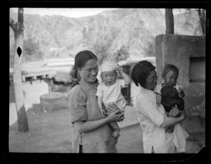 Hsiao Li Lindsay (李效黎) and another woman, with babies