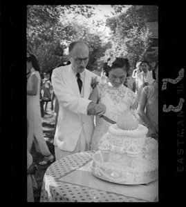 Hsiao Li Lindsay (李效黎) and Michael Lindsay (林迈可) cutting their wedding cake, Yenching University (燕京大學), Beijing (北京)