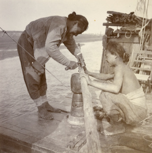 Crew repairing a spar