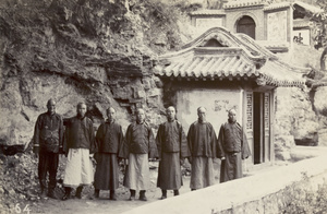 Guides on Thousand-Buddha Hill