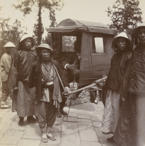 Sedan chair going up Thousand-Buddha Hill