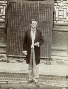 Reginald Johnston, bearer of the picture of King Edward VII, Qufu (曲阜)