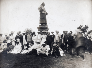 Group picture in front of Li Hongzhang (李鸿章) statue, Shanghai