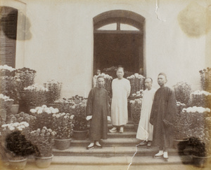 Servants and chrysanthemums, 'Tai Hing', Foochow
