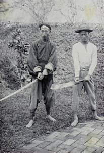 Two executioners of the perpetrators of the ‘Kucheng massacre’, with their weapons, Fuzhou