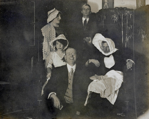Fooling around – or members of the cast of an unidentified play