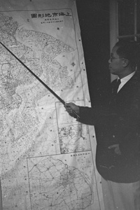 Man pointing to a map of Shanghai