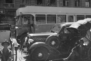 Trolleybus, rickshaws and car, Avenue Edward VII, Shanghai