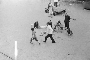 Plate balancing acrobat with family, Shanghai