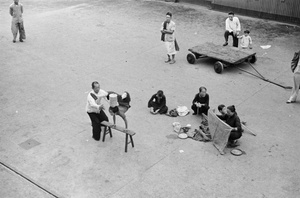 Plate balancing acrobat with family, Shanghai