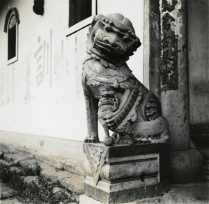 Female guardian lion and cub (shishi 石獅) at an entrance