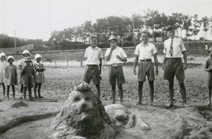 British lion sand sculpture, with hat