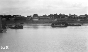 Ichang (宜昌) frontage from the river