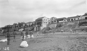 Porters on the foreshore, Ichang (宜昌)